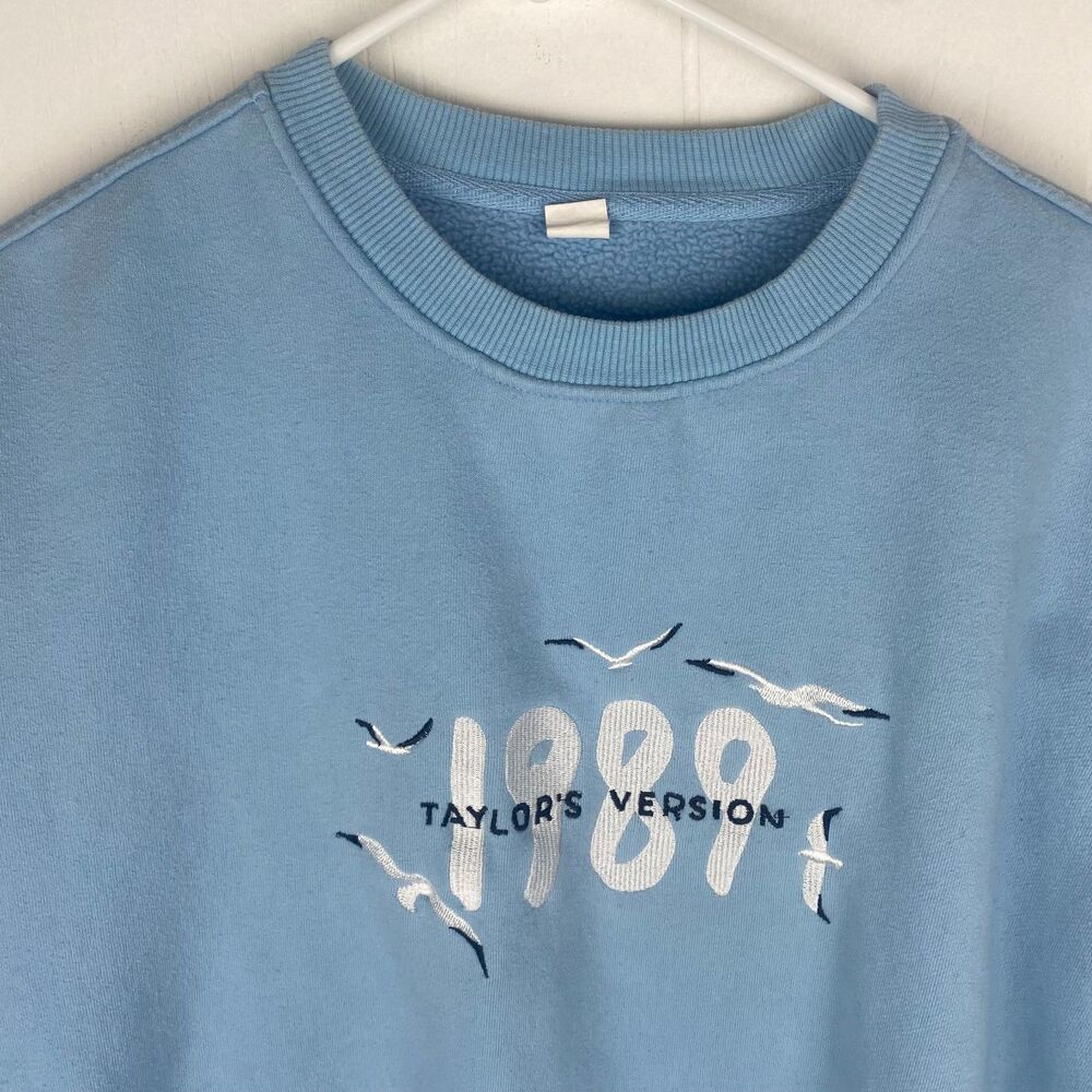 Taylor Swift 1989 Taylor’s Version Baby Blue Crewneck Sweater Women’s L Merch - Picture 2 of 4